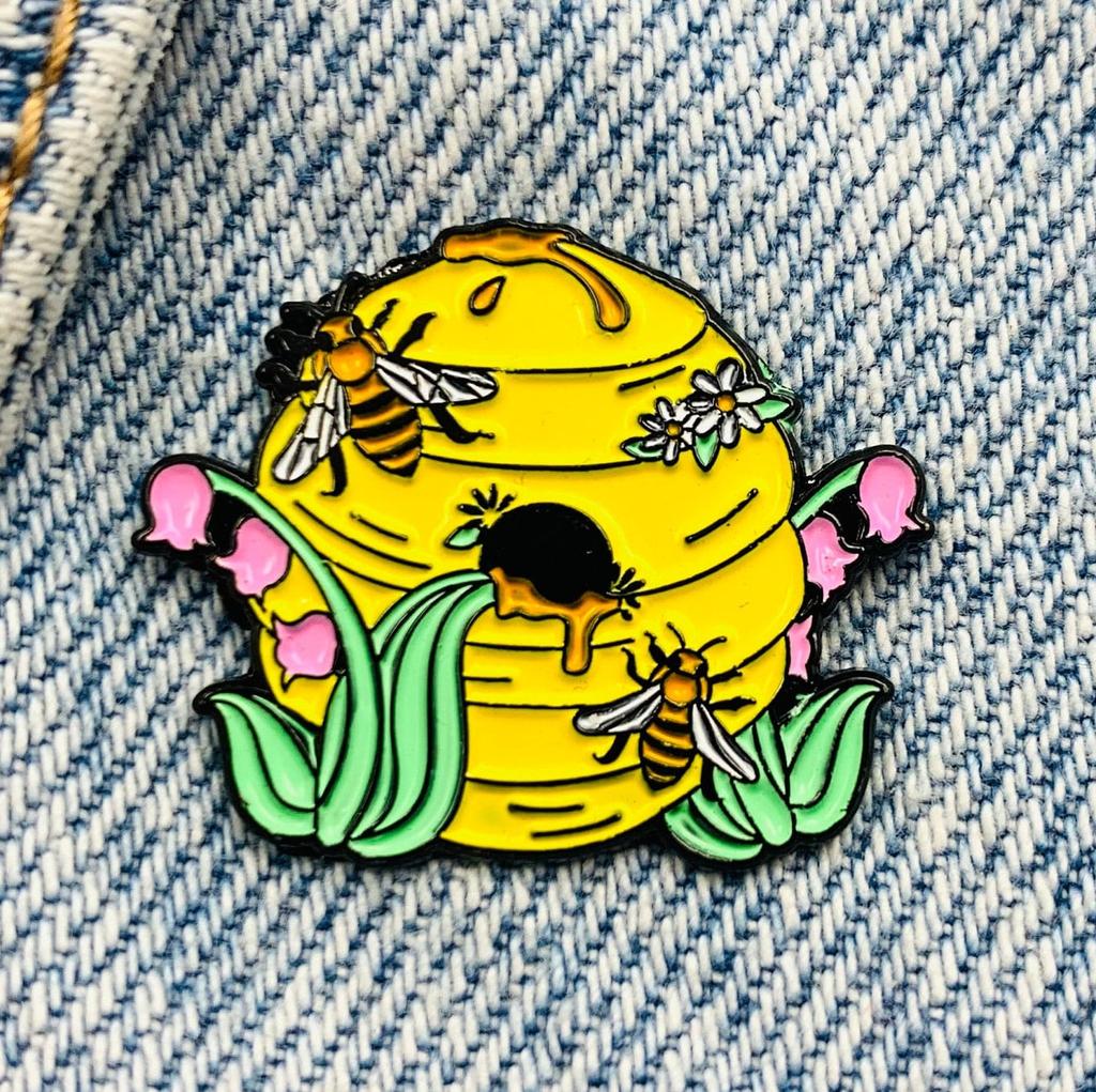 New Enamel Pin Bee Bee Nest Flowers Metal Pin Gift Birthday 1 Piece