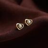 Orecchini a perno con perla d'imitazione d'amore, orecchini di nicchia di lusso leggero a forma di cuore cavo da donna, consigliati per le dirette