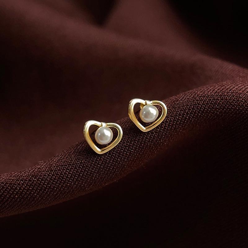 Orecchini a perno con perla d'imitazione d'amore, orecchini di nicchia di lusso leggero a forma di cuore cavo da donna, consigliati per le dirette