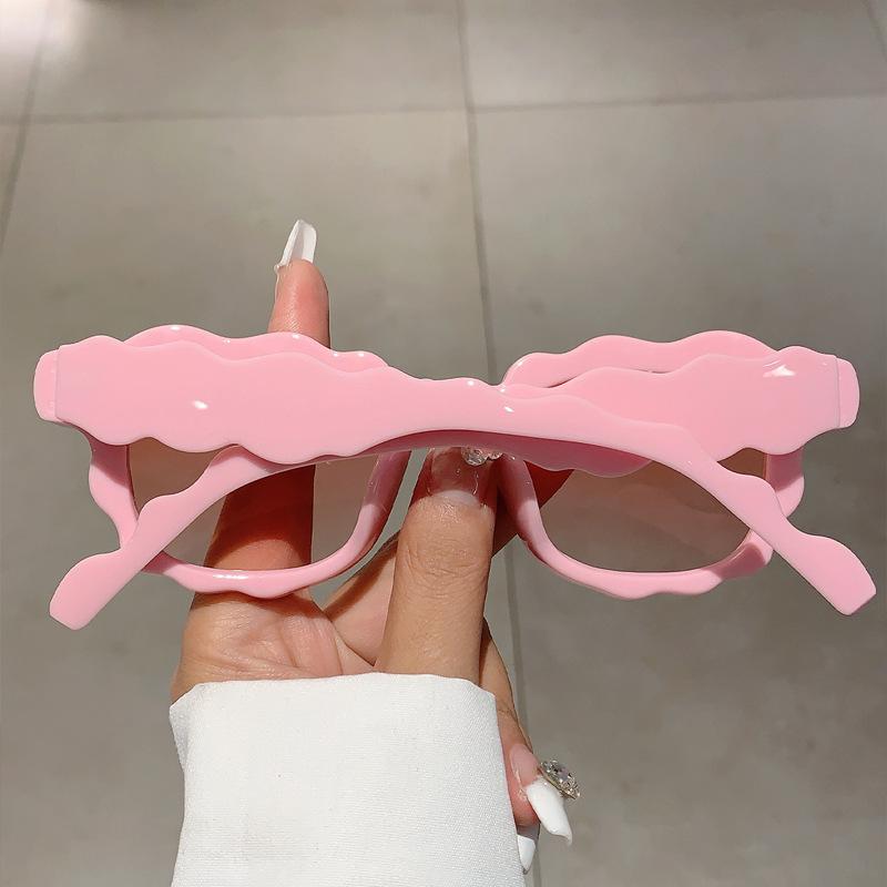 Luxury Designer Vintage Pink Sunglasses Women Men Trendy Punk Wave Flower Cute Sexy Eyewear Popular Sun Glasses