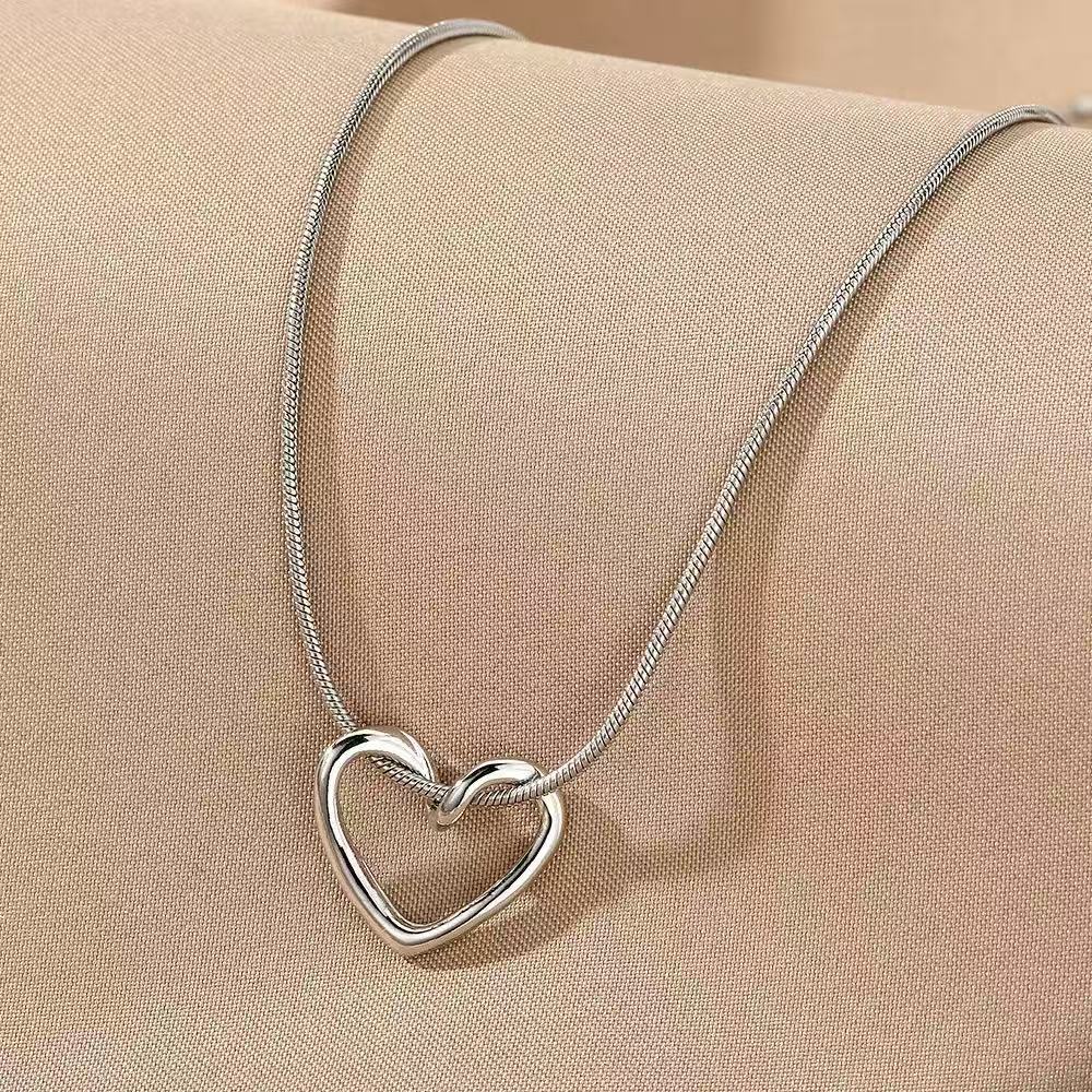 

Fashion hollow out titanium steel heart necklace for women, simple clavicle chain with a small number of designs, high-end sense 45cm