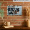 2D Flat, 1pc Vintage German Quote Wall Sign - Rustic Aluminium Board with "Was Auf Der Terrasse Passiert" Phrase, Wood Suitable for Home, Garden