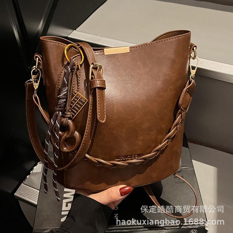 Premium sense hand bag women's 2025 new trendy fashion going out shoulder bag casual messenger bucket bag