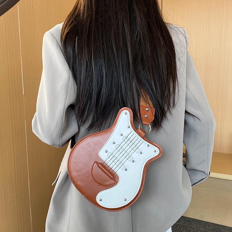 

Трендовая сумка кроссбоди с заклепками в форме гитары для женщин 20*8*23 cm светло-коричневого