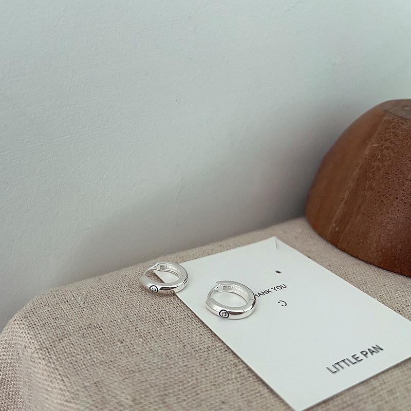 

South Korea Dongdaemun niche design simple smiley face earrings trendy fashion simple light luxury high-end s silver needle earrings