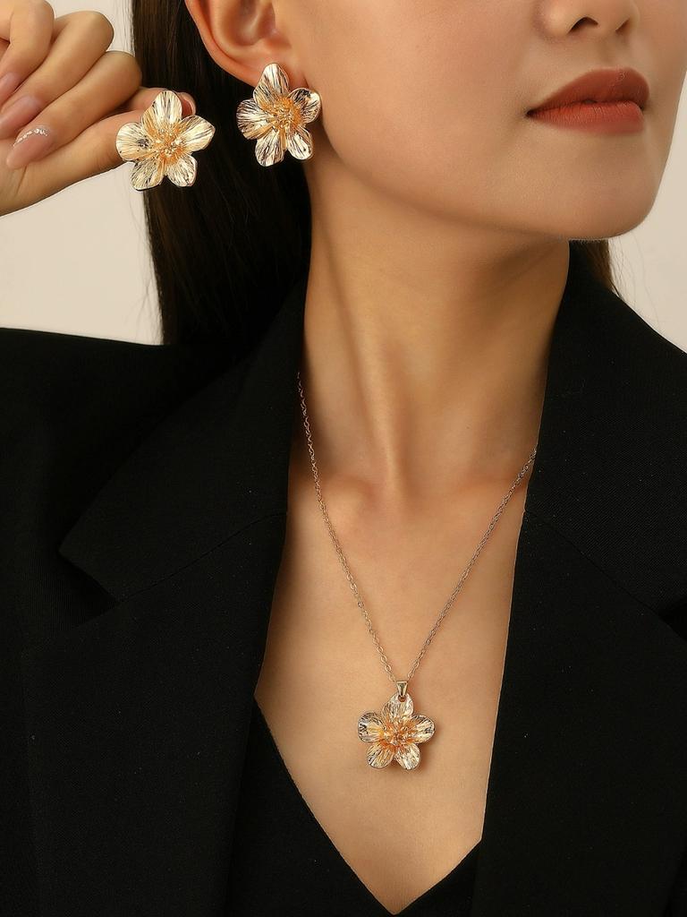 New Simple Metal Wrinkled Stereoscopic Flowers Pendant Necklace for Women Charm Temperament Clavicle Chain Fashion Jewelry Gifts