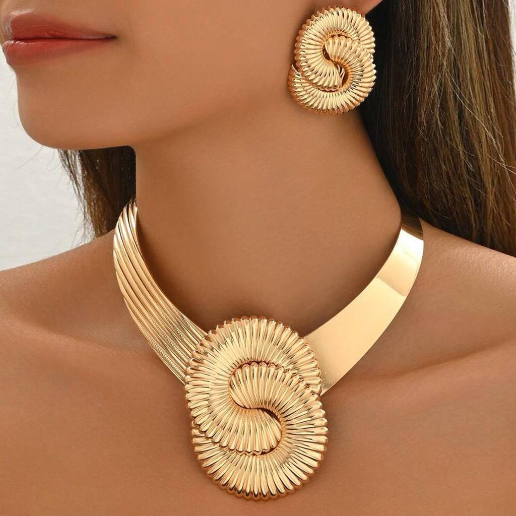 Přehnaný design osobnosti Geometrický kroucený náhrdelník Všestranná sada závitových náušnic Luxusní pocit