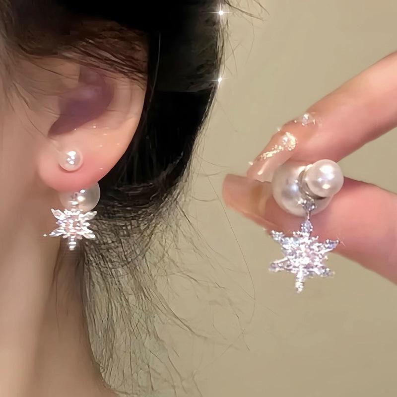 Minimalist Silver Snowflake Pearl Earrings – French Retro Light Luxury Versatile Studs for Autumn Winter.