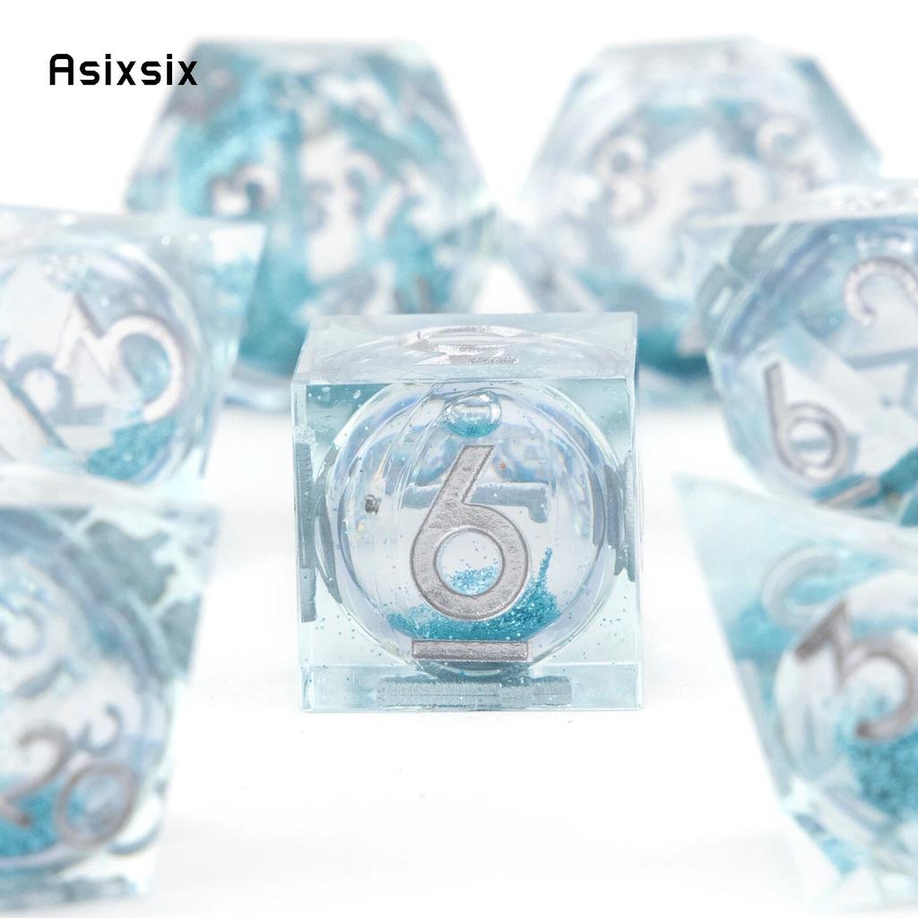 7 szt. Przezroczyste niebieskie żywiczne kostki z płynącym piaskiem, białe numery, ostre krawędzie, wielościenne kostki odpowiednie do RPG, gry planszowej