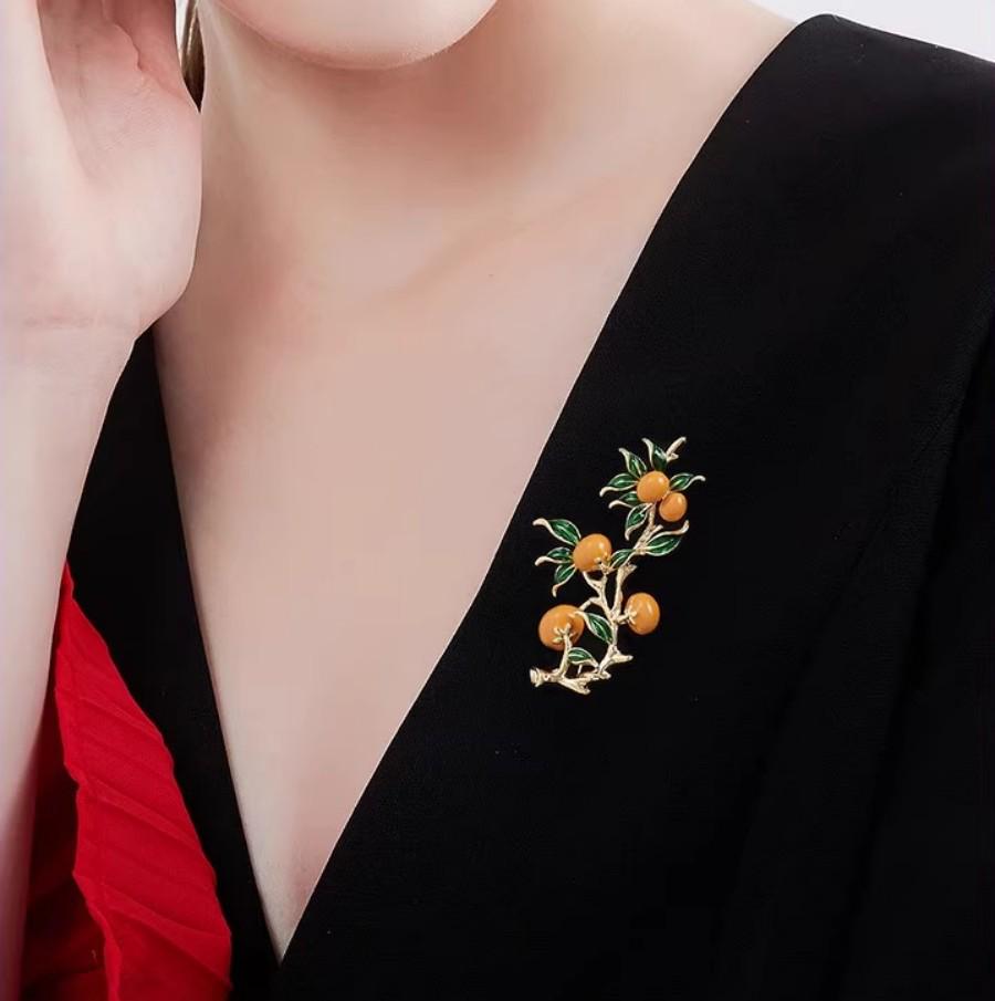 „Elegante Persimmon-Ruyi-Brosche für Damen – luxuriöse Anstecknadel für Anzug oder Mantel, perfektes Geschenk“