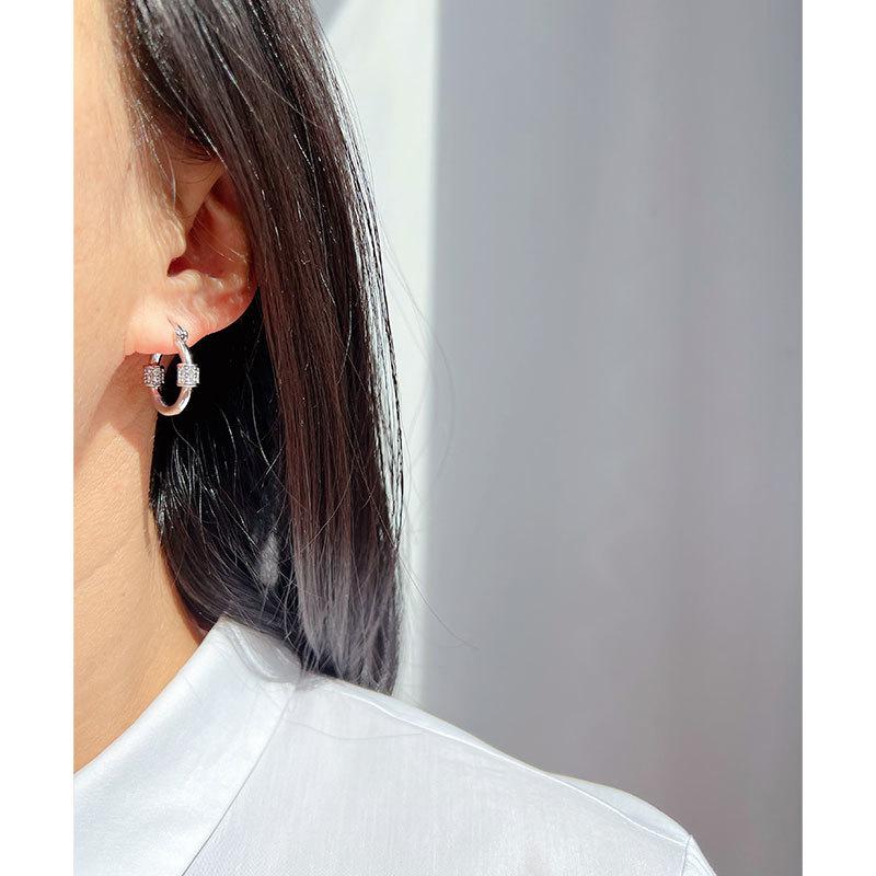 Fashion Cool Premium Micro-Inlaid Zircon Round Earrings Women'S Light Luxury Temperament Ear Buckles Commuter Earrings 431