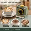 Zábavná 3D tištěná Latte kamera Vyměnitelné karty Stisk jedním dotykem DIY nástroj pro latte art Kamera Vintage vzhled Včetně šablon