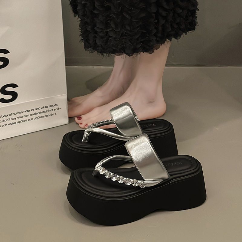 2025 new fashion thick-soled slippers women's summer wear high-end niche lightweight height-increasing casual cool slippers