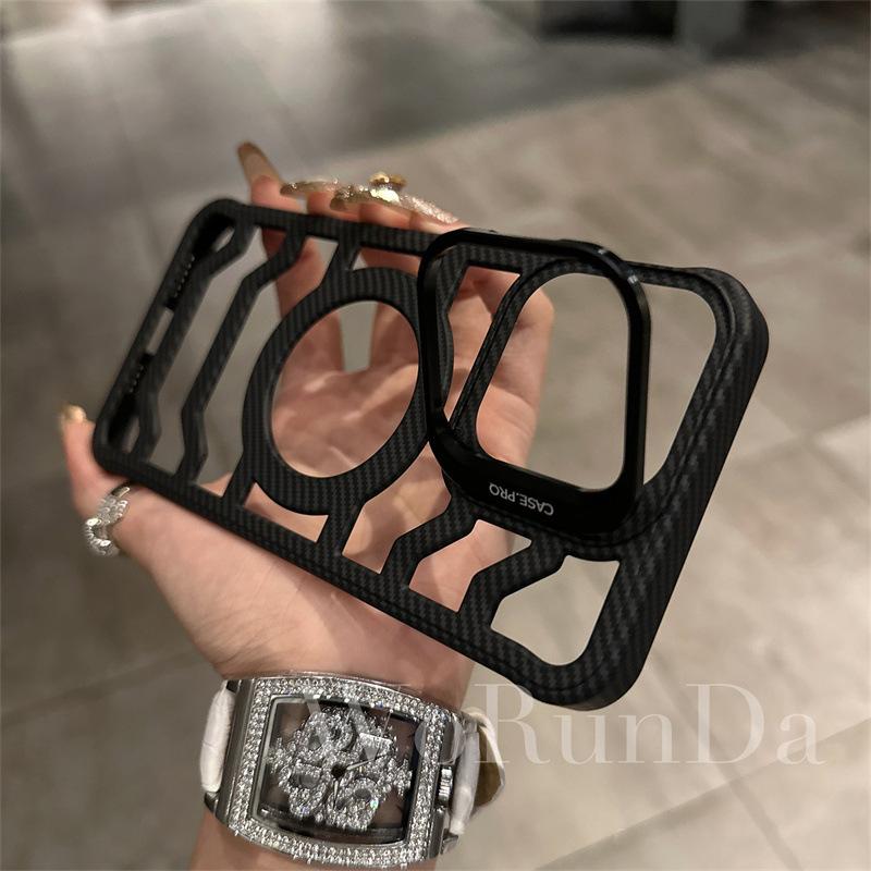 

Применимо к iPhone16 Безрамочный полый чехол для телефона из углеродного волокна с магнитной присоской Apple 15 Кронштейн для объектива Защитный чехол из ПК iPhone 12 PROMAX