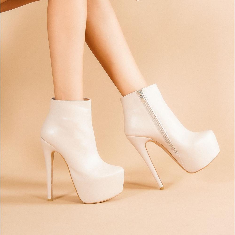 

Женские кожаные сапоги на каблуке