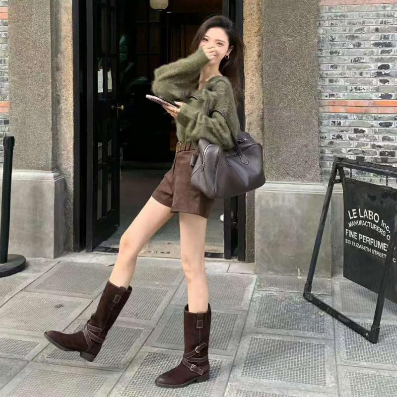 

2025 autumn and winter, the upper feet are huge and good-looking, flat-bottomed locomotive boots are foreign and thin, and the belt buckle is medium. 40