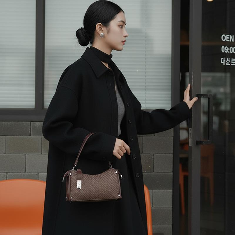 Portable Underarm Bag Women's 2025 Autumn and Winter New Fashion Niche Texture Shoulder Bag Foreign Light Luxury Messenger Bag