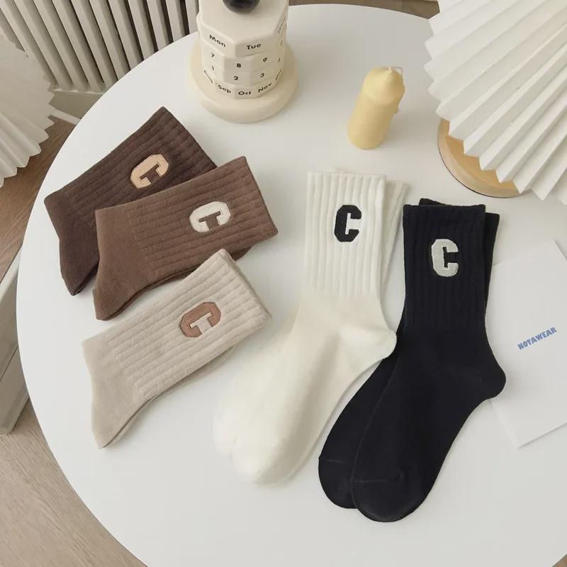 Damen Kaffeefarbene Streifen Mid-Tube Sportsocken - Gekämmte Baumwolle, Verdickt für Herbst & Winter