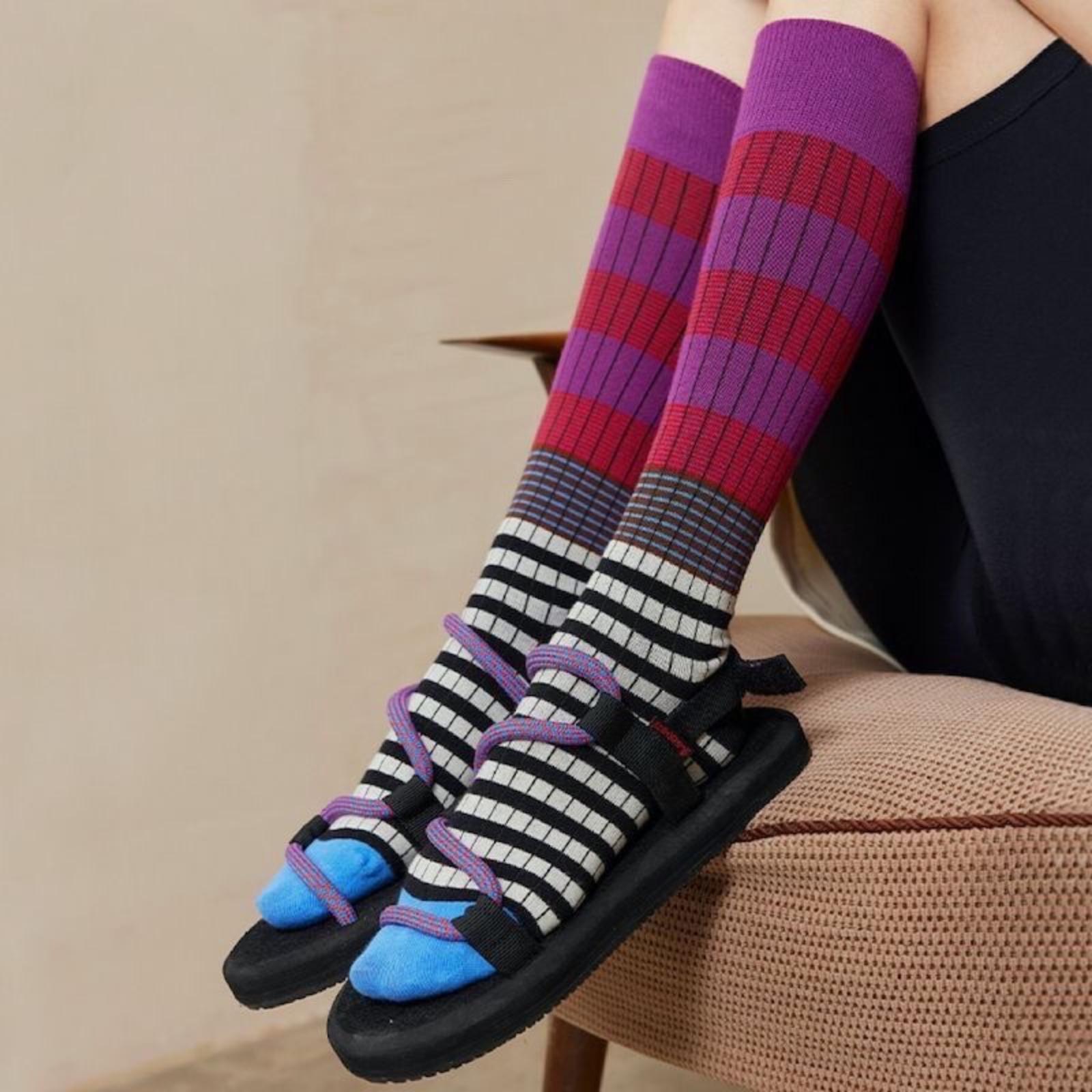 

Контрастные полосатые гольфы до икры - Утягивающие женские гольфы до колена / Зимние новинки Базовая линия Вдохновленные Instagram гольфы до икры, удлиняющие ноги One Size красный