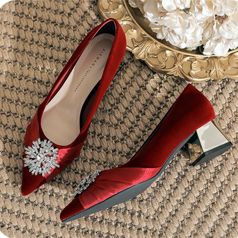 Fashion High-quality Satin Crystal Flowers Decorated Pumps Women Sexy Pointed Toe Red Wedding Bridal Shoes Elegant Chunky Heel Loafers