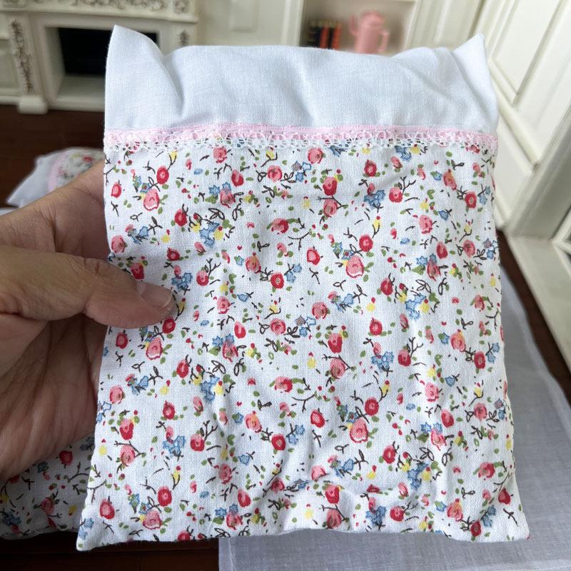 1:12 Dollhouse Miniature Bedding Set 7 Pieces Pillows Bed Sheets Quilt Covers Home Decor Toy Doll House Accessories