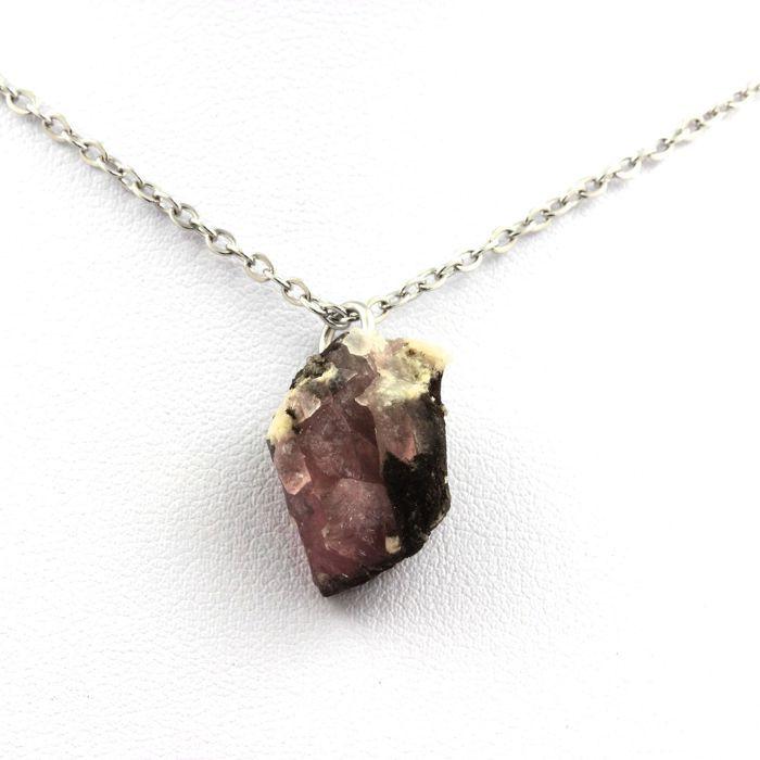 Pierres et Minéraux. Collier Fluorite Rose brut. 23 ct. Massif du Mont-Blanc, France.