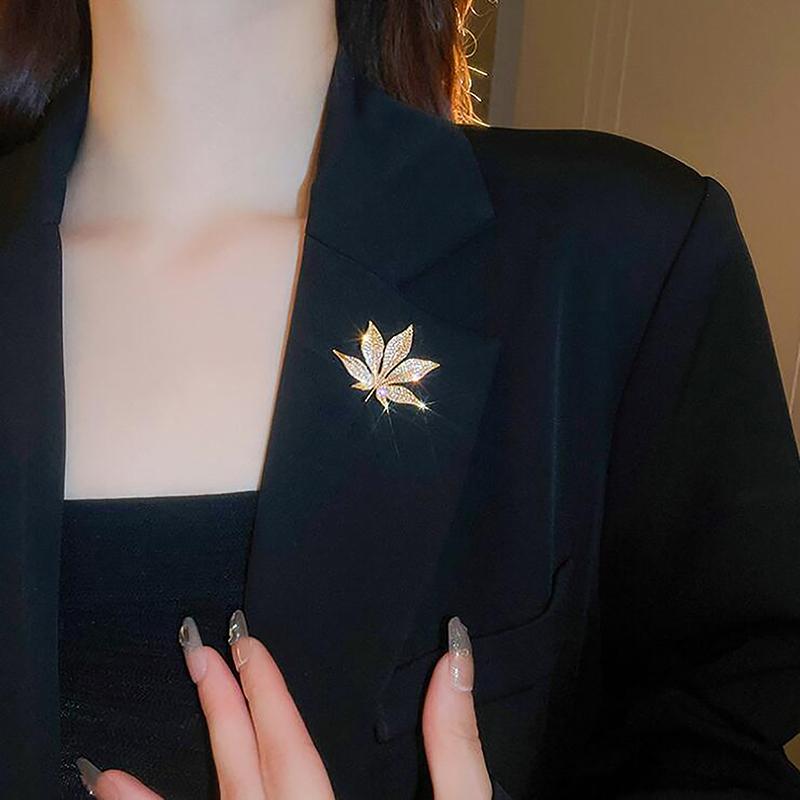 Flash Diamond Plant Maple Leaf Brooch Small Temperament Light Luxury Chest Simple Fashion Atmosphere Sense Of Accessories
