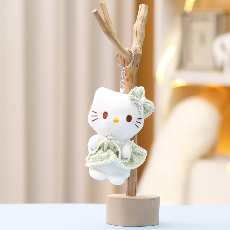 

Плюш с подвеской, ожерелье из искусственного жемчуга и декор из клетчатой юбки светло-зеленый