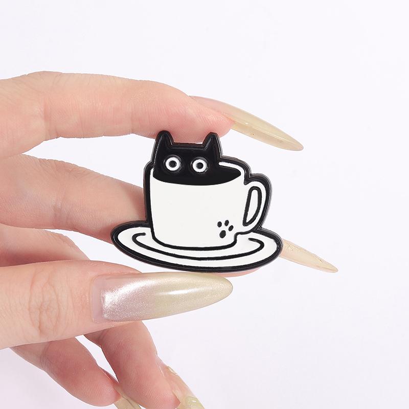 Czarny Kot Kawa Emaliowane Przypinki Własny Kot Czerwone Wino Herbata Mleczna Broszki Klapy Odznaki Ubrania Biżuteria Zwierzęca Prezent dla Dzieci Przyjaciół