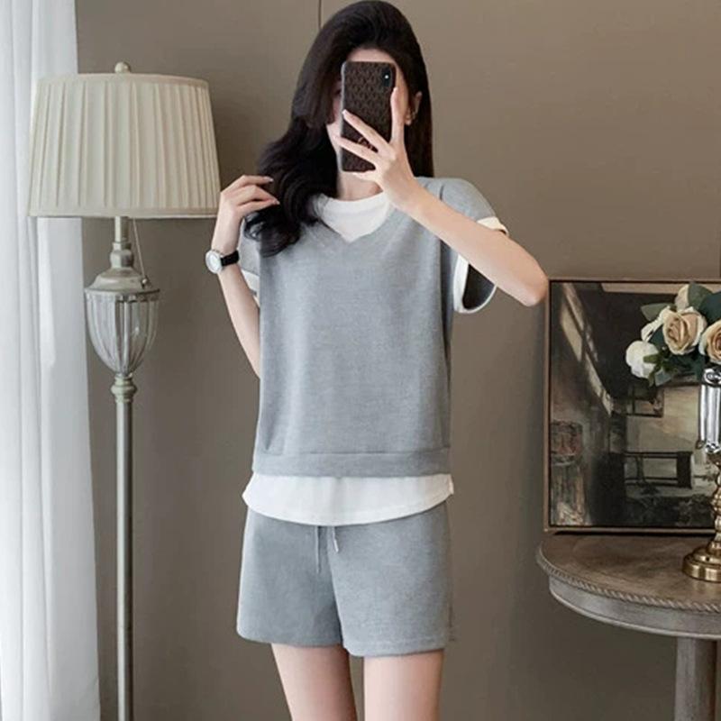 Summer Casual Sportswear Set for Women - Two Loose-fitting T-shirts and Shorts in Summer Style, in A Two-piece Set.