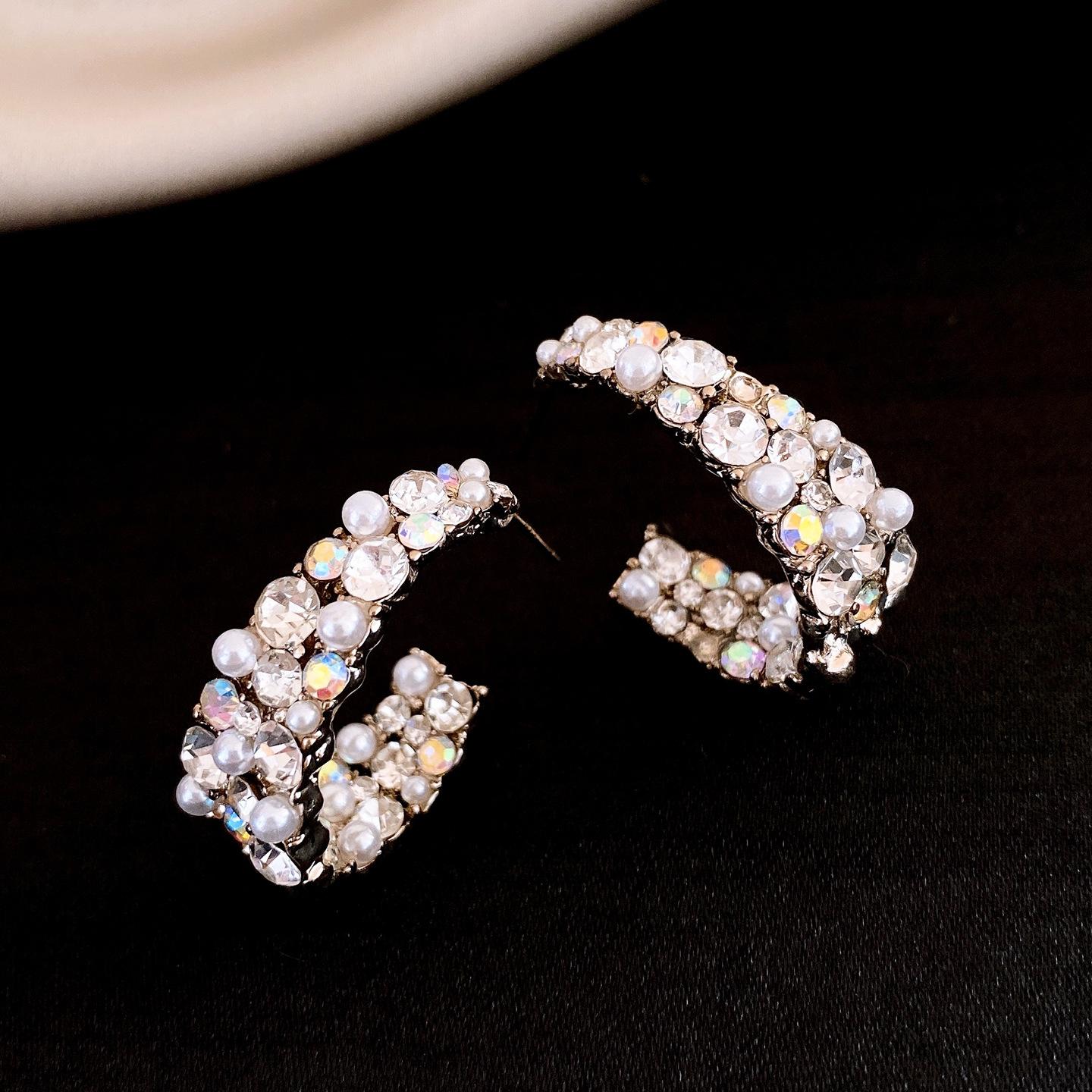 

Silver needle super flash diamond set oval C-shaped pearl earrings European and American exaggerated stud earrings earrings women