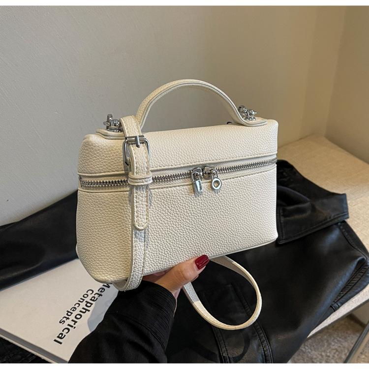 This Year's Popular Fashion Simple Retro Shoulder Bag Women's 2025 Spring New Versatile Commuter Messenger Carry Women's Bag