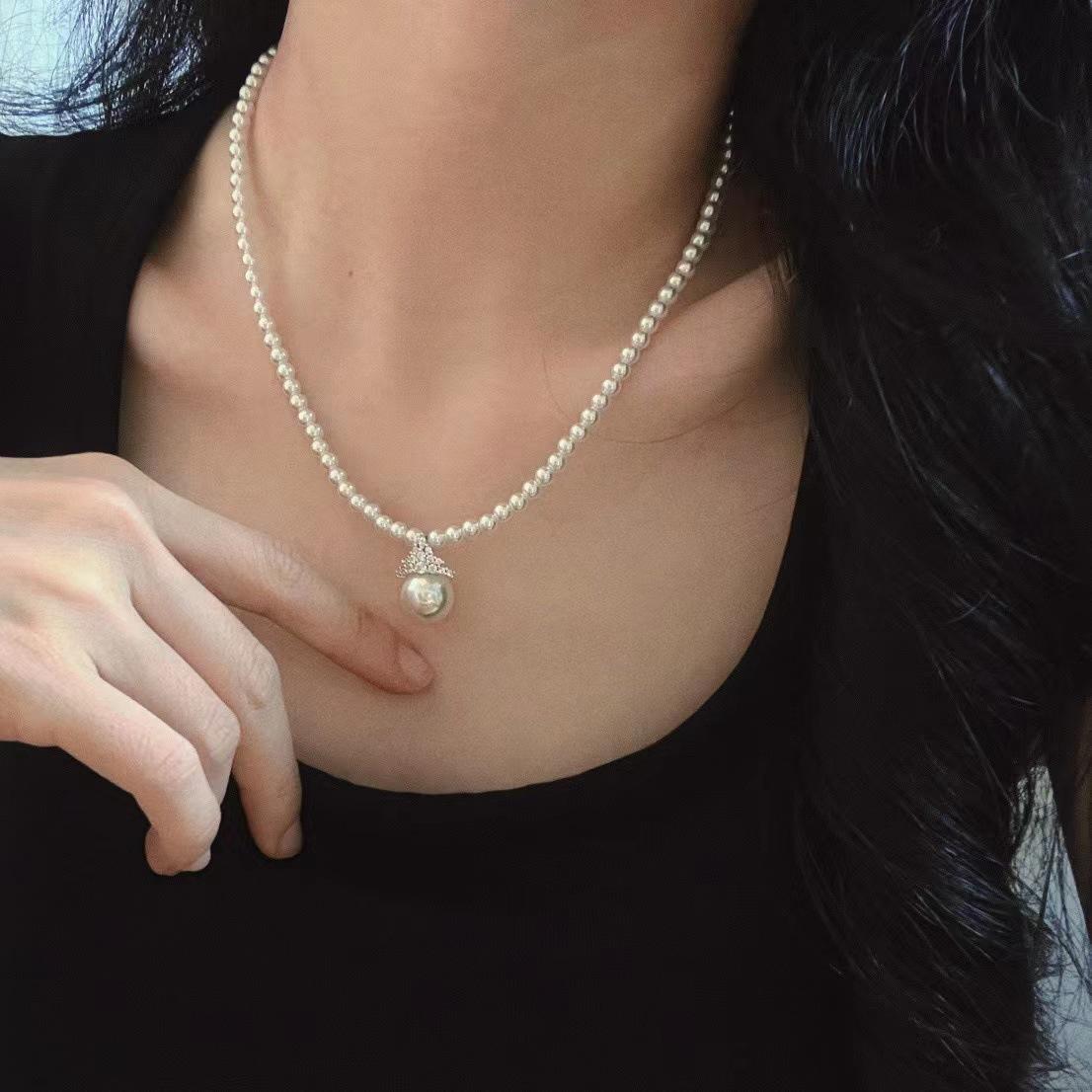 Vintage High-End Snowflake Pendant, Zircon Pearl Necklace, Women S Niche Retro Light Luxury Niche Collarbone Chain