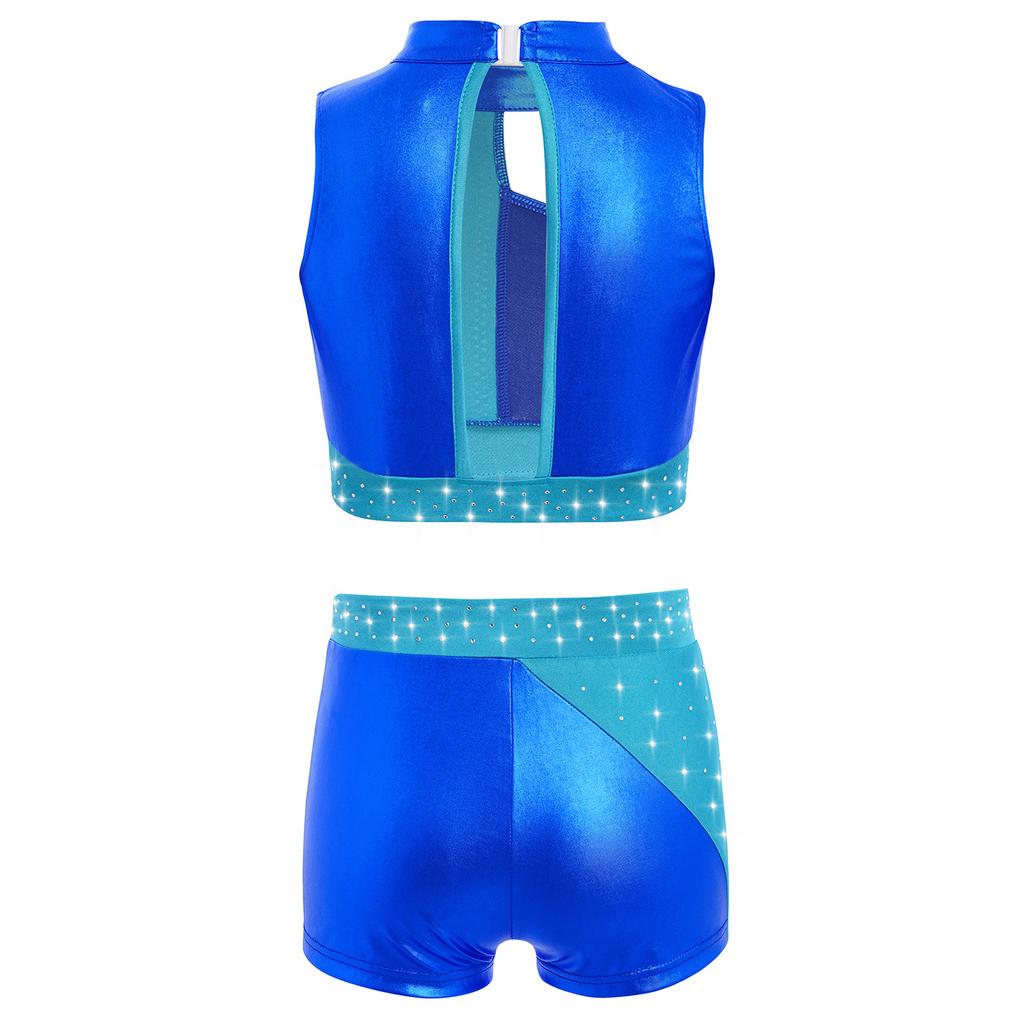 Funkelndes Strass-Performance-Outfit für Mädchen: Metallisches Colorblock Crop-Top mit passender elastischer Shorts für die Bühne