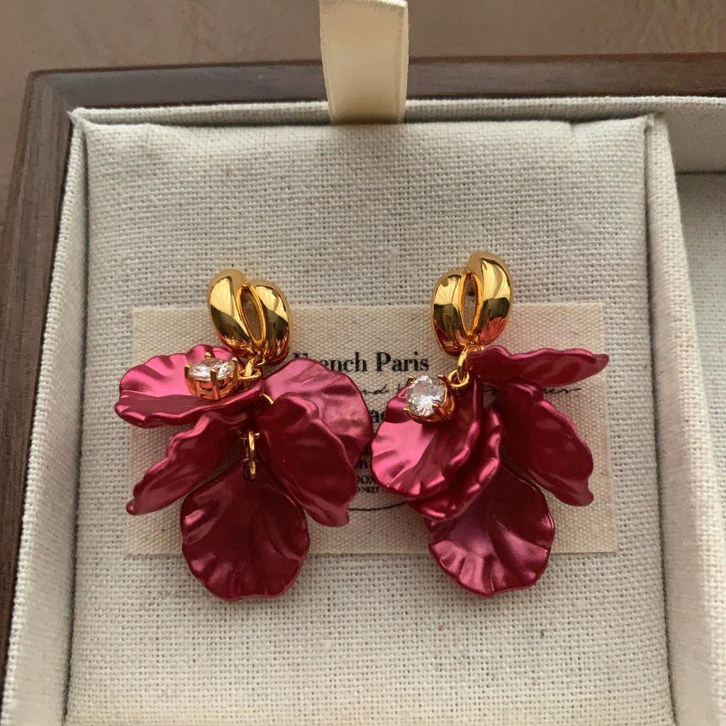 Orecchini morbidi con frange a petali bordeaux romantici francesi orecchini design di nicchia di lusso leggero unico orecchini autunno e inverno