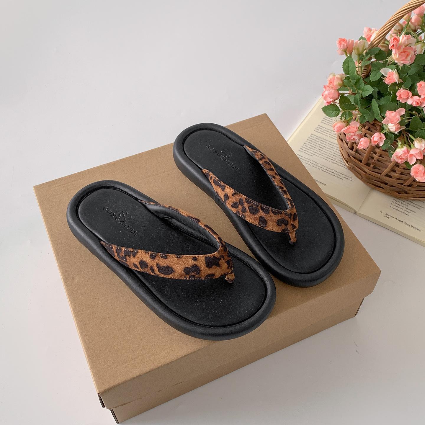 

Retro high-end red thick-soled non-slip flip-flops for women s summer wear 2025 new versatile French cool slippers 40 цветной печати леопарда