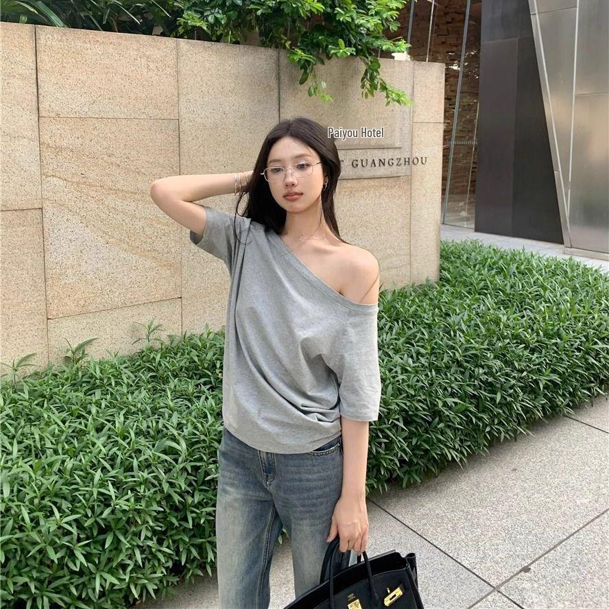 Dámský pikantní top s odhalenými rameny a volným střihem pro začátek podzimu