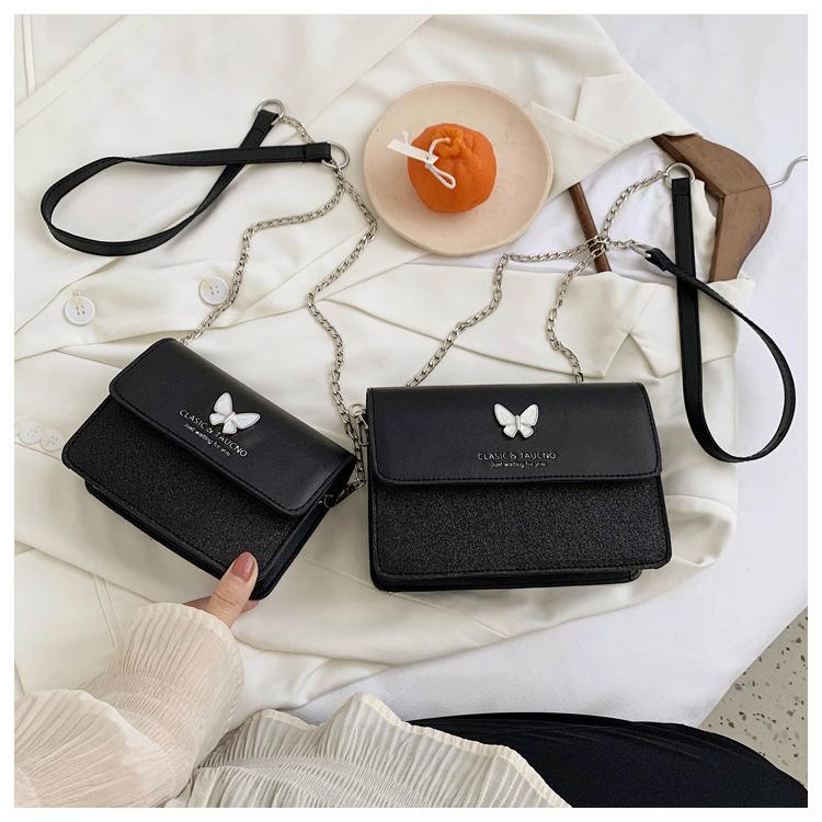 Женская однотонная квадратная сумка с цепочкой — фото 3