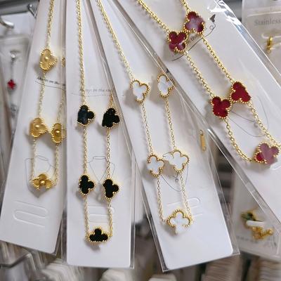 Acest Colier Elegant cu Trifoi cu Patru Frunze, Rezistent la Decolorare, pentru Femei, Este Potrivit pentru a Fi Purtat la Duș și Are un Design Pe Două Fețe