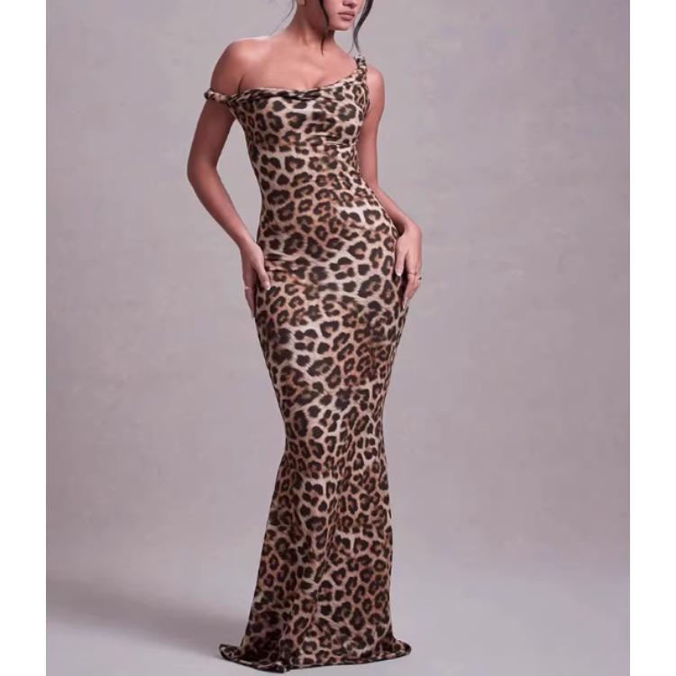 

Сексуальное летнее облегающее длинное удобное платье на тонких бретельках с открытой спиной и леопардовым принтом. Легкое, узнаваемое, элегантное, выгодно подчеркивающее фигуру, шикарное платье. S цветной печати леопарда
