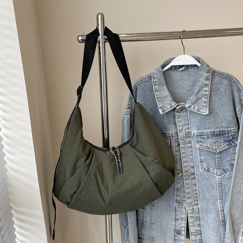 

Корейская версия нишевый дизайн повседневная сумка-мессенджер для поездок на работу легкая плиссированная сумка универсальная сумка-полумесяц на плечо One size зелёный