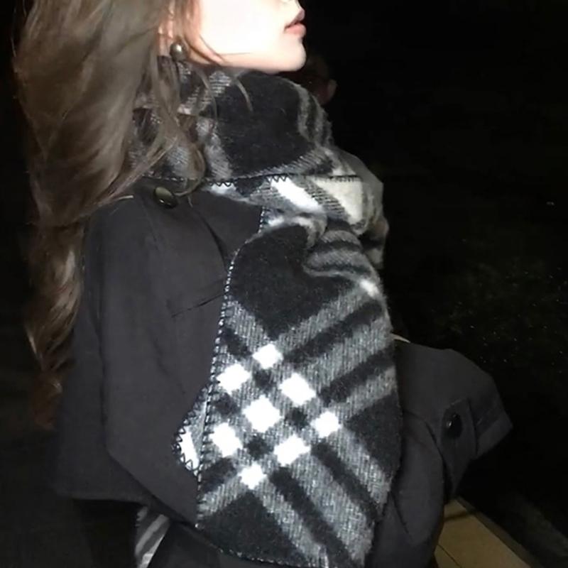 

1Pieces High-end All-match Black And White Plaid Imitation Cashmere Scarf Mountaineering Scarf