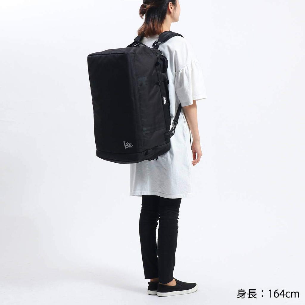 New Era Free Club Duffel Bag in Black with Side Logo (NELOGO WHI)