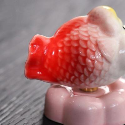 Kawaii Glaze Ceramic Koi Figurine Tea Pet Collectible Cute Fish Figurine 360° Rotatable Handcrafted Decoration Gift