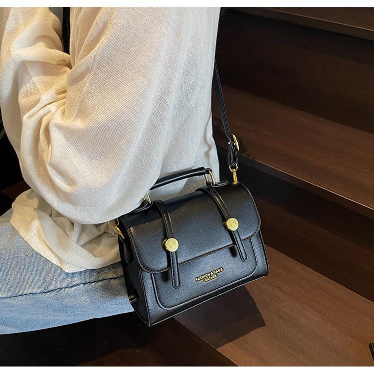 Korean Fashion Retro Crossbody Bag: Trendy Lightweight Shoulder Handbag for Women