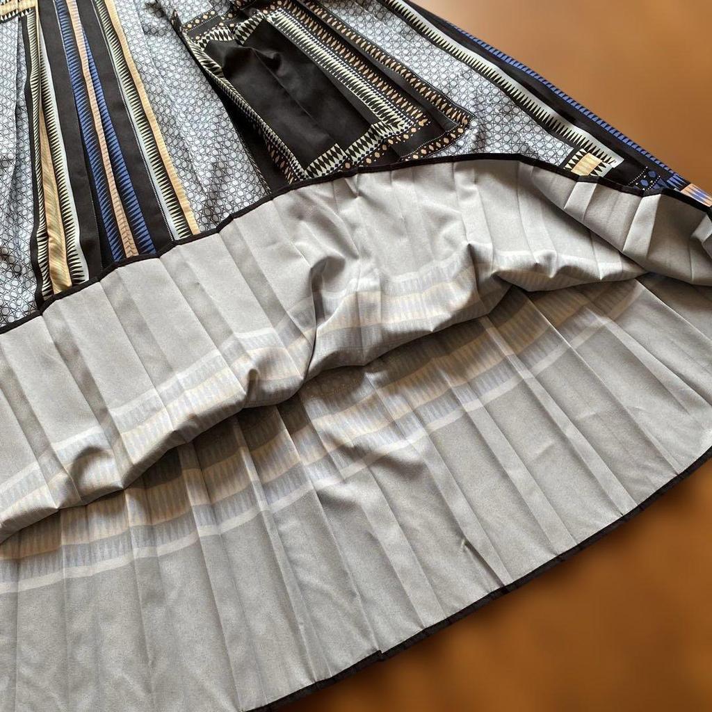 Used Sleeveless pleated dress with geometric pattern