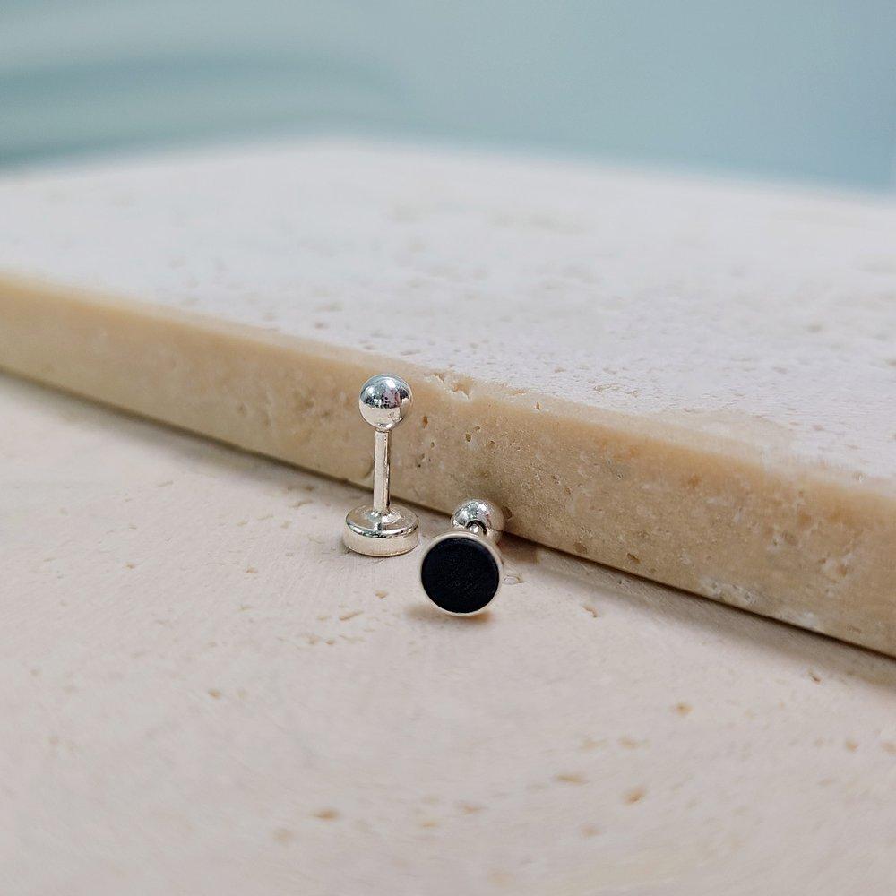 Silver small onyx piercing