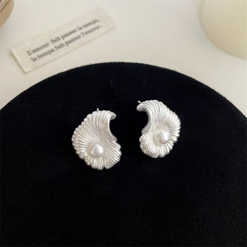 

Irregular Fan-Shaped Imitation Pearl Earrings for Women Girls Vacation Style Matte Texture Dangle Earrings Jewelry Accessories