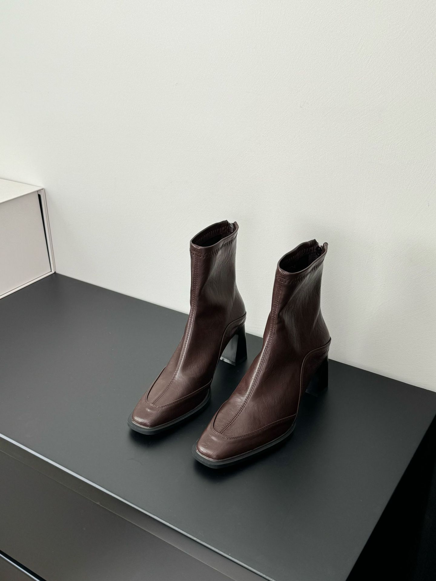 

High-heeled French temperament square-headed short boots women s boots autumn 2025 new thick-heeled small short boots 40 коричневый