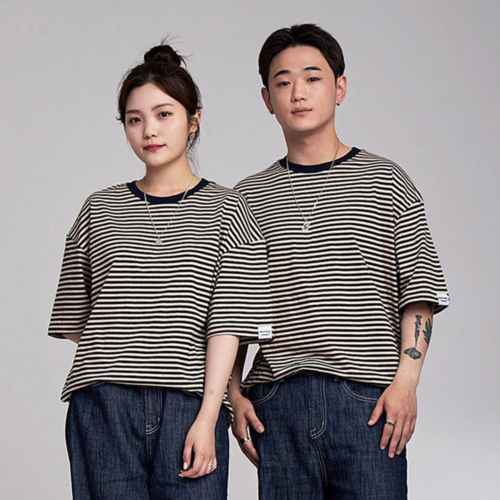 APOSTROPHE COMMA Sleeve Point Stripe Short Sleeve T-Shirt (Black)
